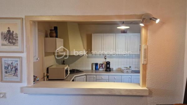 Dans un quartier calme proche des commodités, cette maison de 95 m² propose un beau séjour de 36 m² donnant sur une véranda, une cuisine, trois chambres, salle d'eau et garage. Pour le chauffage nous avons la climatisaton réversible et une cheminée avec insert. Le terrain de 596 m² fait le tour de la maison et la piscine n'attend plus que les beaux jours pour vous rafraîchir.