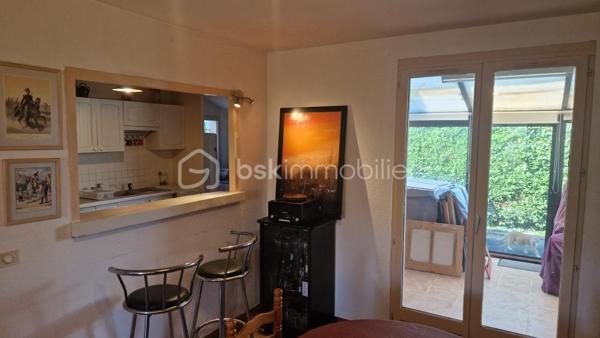 Dans un quartier calme proche des commodités, cette maison de 95 m² propose un beau séjour de 36 m² donnant sur une véranda, une cuisine, trois chambres, salle d'eau et garage. Pour le chauffage nous avons la climatisaton réversible et une cheminée avec insert. Le terrain de 596 m² fait le tour de la maison et la piscine n'attend plus que les beaux jours pour vous rafraîchir.