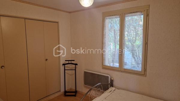 Dans un quartier calme proche des commodités, cette maison de 95 m² propose un beau séjour de 36 m² donnant sur une véranda, une cuisine, trois chambres, salle d'eau et garage. Pour le chauffage nous avons la climatisaton réversible et une cheminée avec insert. Le terrain de 596 m² fait le tour de la maison et la piscine n'attend plus que les beaux jours pour vous rafraîchir.