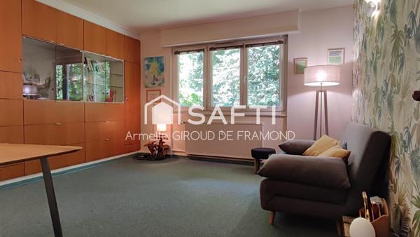 Bel appartement 100 m2 sans vis-à vis au RDC, 4 pièces avec grand parc arboré privé et tennis. Une cave et un garage complètent ce bien.
