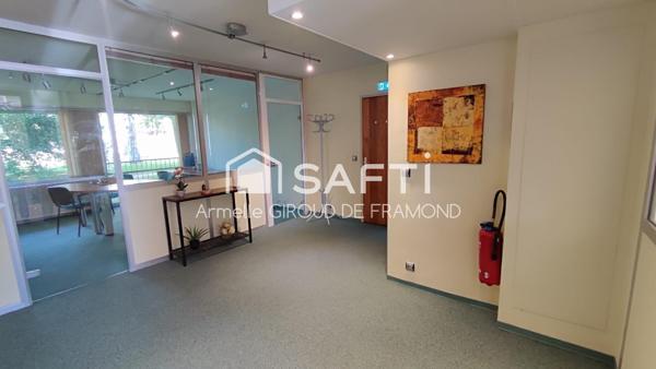 Bel appartement 100 m2 sans vis-à vis au RDC, 4 pièces avec grand parc arboré privé et tennis. Une cave et un garage complètent ce bien.