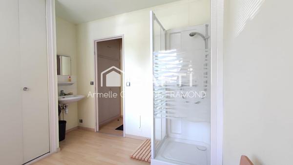 Bel appartement 100 m2 sans vis-à vis au RDC, 4 pièces avec grand parc arboré privé et tennis. Une cave et un garage complètent ce bien.