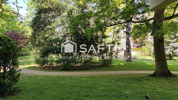 Bel appartement 100 m2 sans vis-à vis au RDC, 4 pièces avec grand parc arboré privé et tennis. Une cave et un garage complètent ce bien.