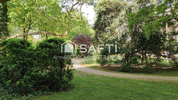 Bel appartement 100 m2 sans vis-à vis au RDC, 4 pièces avec grand parc arboré privé et tennis. Une cave et un garage complètent ce bien.