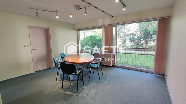 Bel appartement 100 m2 sans vis-à vis au RDC, 4 pièces avec grand parc arboré privé et tennis. Une cave et un garage complètent ce bien.