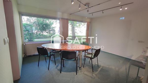 Bel appartement 100 m2 sans vis-à vis au RDC, 4 pièces avec grand parc arboré privé et tennis. Une cave et un garage complètent ce bien.