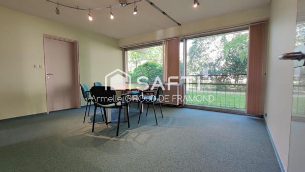 Bel appartement 100 m2 sans vis-à vis au RDC, 4 pièces avec grand parc arboré privé et tennis. Une cave et un garage complètent ce bien.