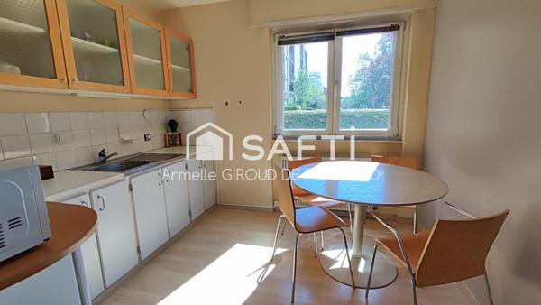 Bel appartement 100 m2 sans vis-à vis au RDC, 4 pièces avec grand parc arboré privé et tennis. Une cave et un garage complètent ce bien.