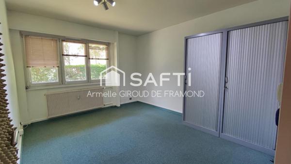 Bel appartement 100 m2 sans vis-à vis au RDC, 4 pièces avec grand parc arboré privé et tennis. Une cave et un garage complètent ce bien.