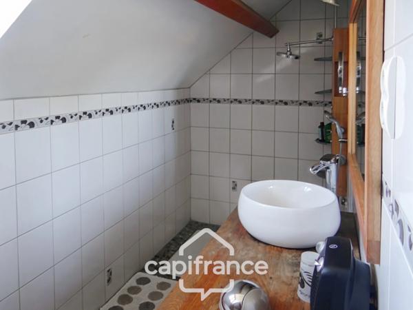 Maison à vendre 5 pièces plus grange avec terrain de 2620 m2 LAPEYROUSE (63)