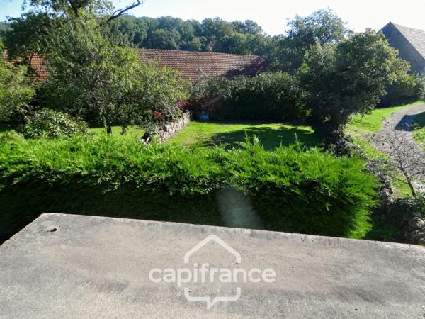 Maison à vendre 5 pièces plus grange avec terrain de 2620 m2 LAPEYROUSE (63)