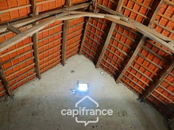 Maison à vendre 5 pièces plus grange avec terrain de 2620 m2 LAPEYROUSE (63)