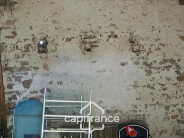 Maison à vendre 5 pièces plus grange avec terrain de 2620 m2 LAPEYROUSE (63)