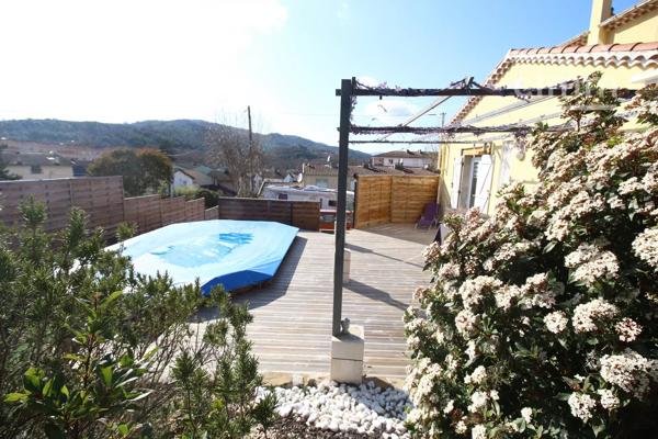 A vendre une villa entièrement rénovée avec un jardin de 801m², terrasse, piscine et garage.