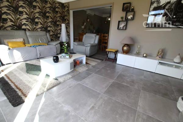 A vendre une villa entièrement rénovée avec un jardin de 801m², terrasse, piscine et garage.