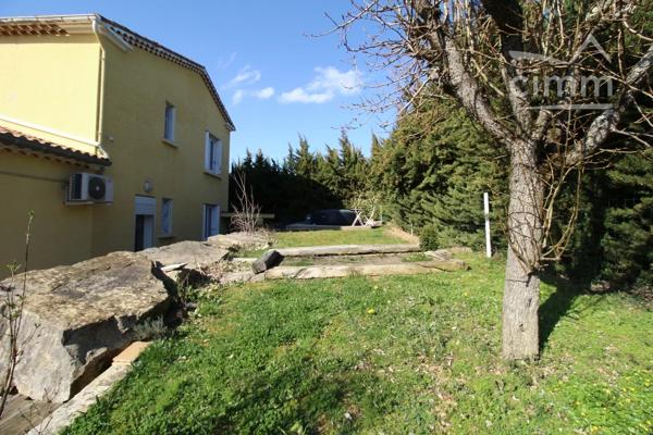 A vendre une villa entièrement rénovée avec un jardin de 801m², terrasse, piscine et garage.