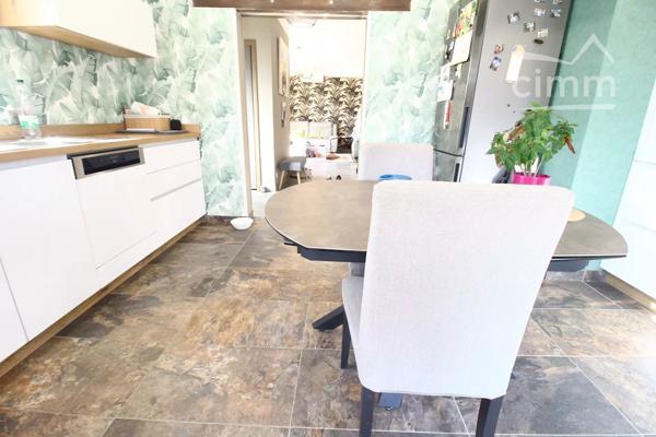 A vendre une villa entièrement rénovée avec un jardin de 801m², terrasse, piscine et garage.