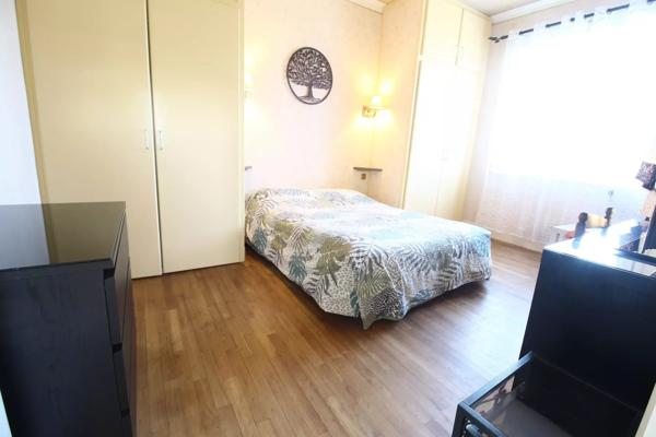 A vendre une villa entièrement rénovée avec un jardin de 801m², terrasse, piscine et garage.