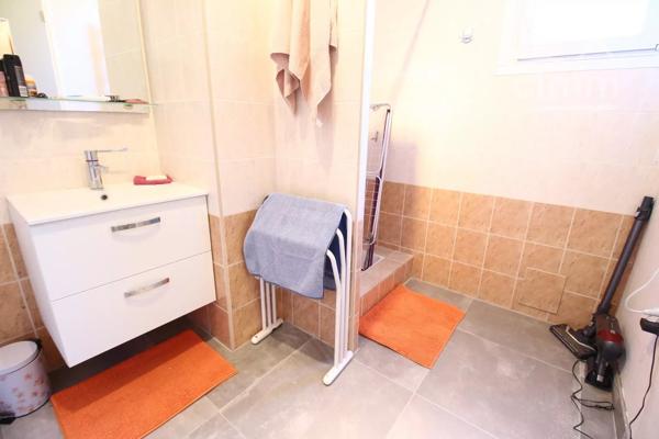 A vendre une villa entièrement rénovée avec un jardin de 801m², terrasse, piscine et garage.