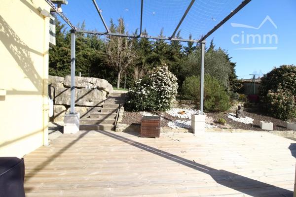 A vendre une villa entièrement rénovée avec un jardin de 801m², terrasse, piscine et garage.