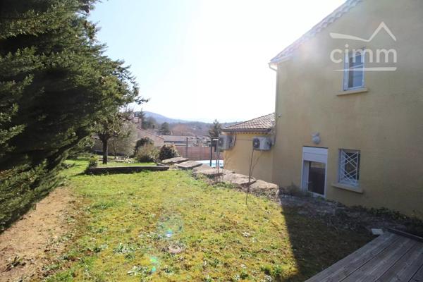 A vendre une villa entièrement rénovée avec un jardin de 801m², terrasse, piscine et garage.