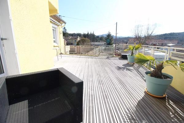 A vendre une villa entièrement rénovée avec un jardin de 801m², terrasse, piscine et garage.