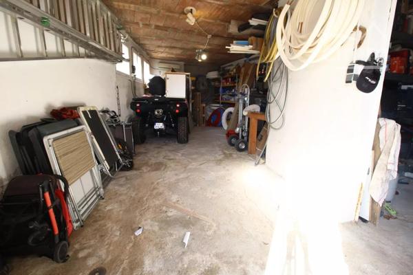 A vendre une villa entièrement rénovée avec un jardin de 801m², terrasse, piscine et garage.