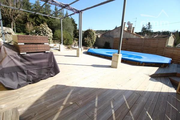 A vendre une villa entièrement rénovée avec un jardin de 801m², terrasse, piscine et garage.