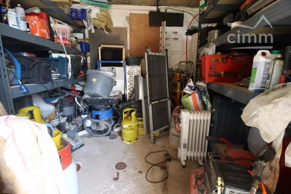 A vendre une villa entièrement rénovée avec un jardin de 801m², terrasse, piscine et garage.