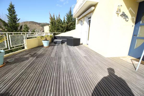 A vendre une villa entièrement rénovée avec un jardin de 801m², terrasse, piscine et garage.