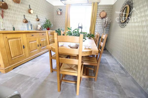A vendre une villa entièrement rénovée avec un jardin de 801m², terrasse, piscine et garage.