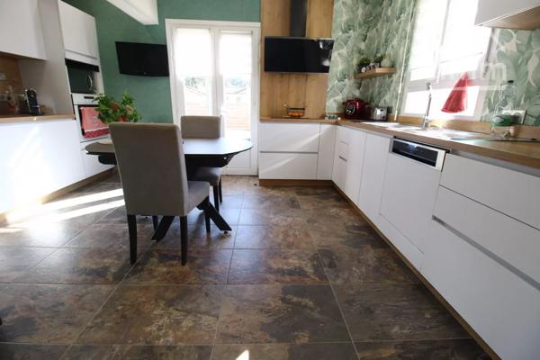 A vendre une villa entièrement rénovée avec un jardin de 801m², terrasse, piscine et garage.