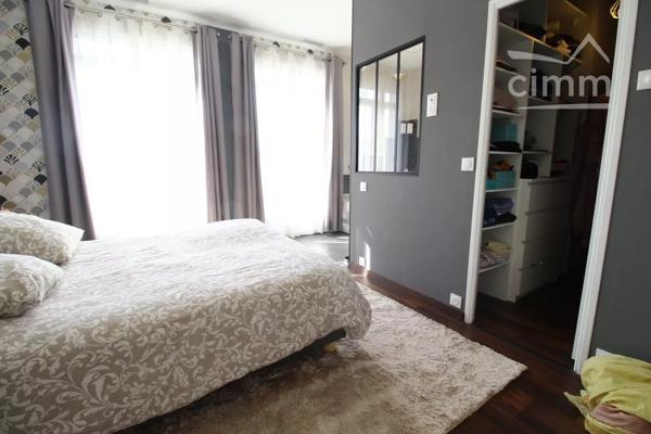 A vendre une villa entièrement rénovée avec un jardin de 801m², terrasse, piscine et garage.
