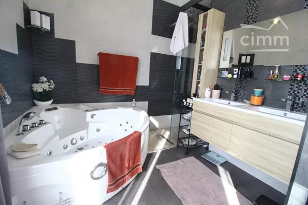 A vendre une villa entièrement rénovée avec un jardin de 801m², terrasse, piscine et garage.
