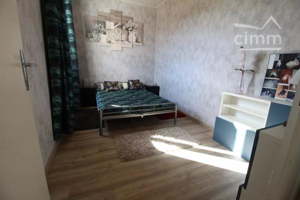 A vendre une villa entièrement rénovée avec un jardin de 801m², terrasse, piscine et garage.