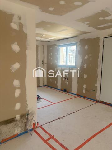 Pavillon de 2015 à terminer. Situé sur un terrain de 580 m2