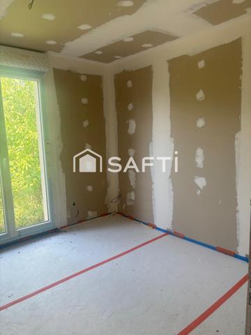 Pavillon de 2015 à terminer. Situé sur un terrain de 580 m2