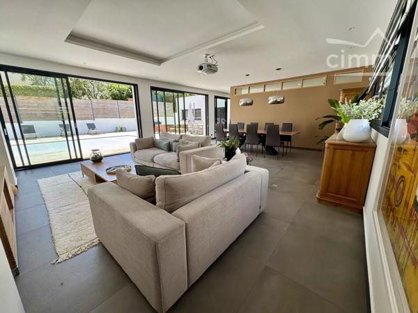Très belle maison contemporaine située dans un secteur calme et résidentiel.