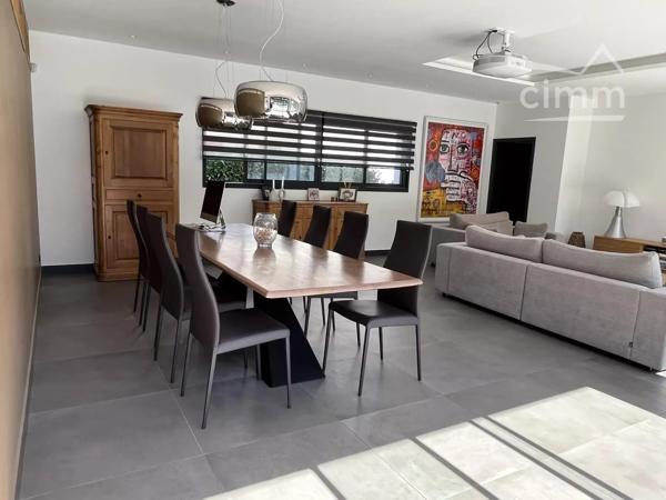 Très belle maison contemporaine située dans un secteur calme et résidentiel.