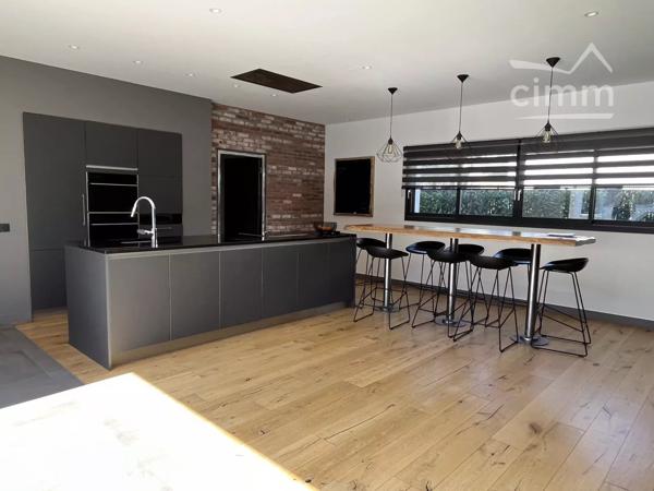 Très belle maison contemporaine située dans un secteur calme et résidentiel.