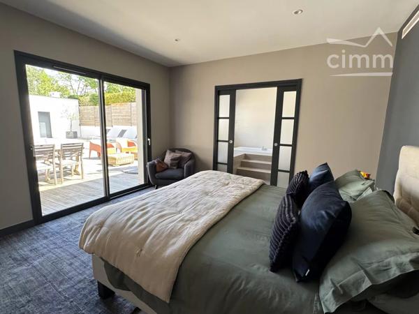 Très belle maison contemporaine située dans un secteur calme et résidentiel.