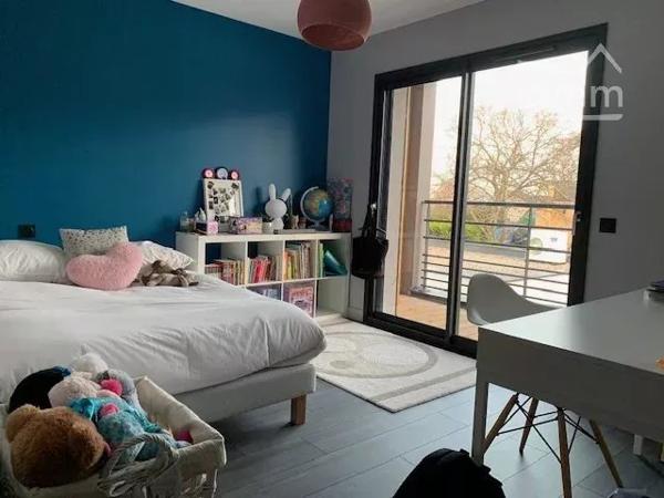 Très belle maison contemporaine située dans un secteur calme et résidentiel.
