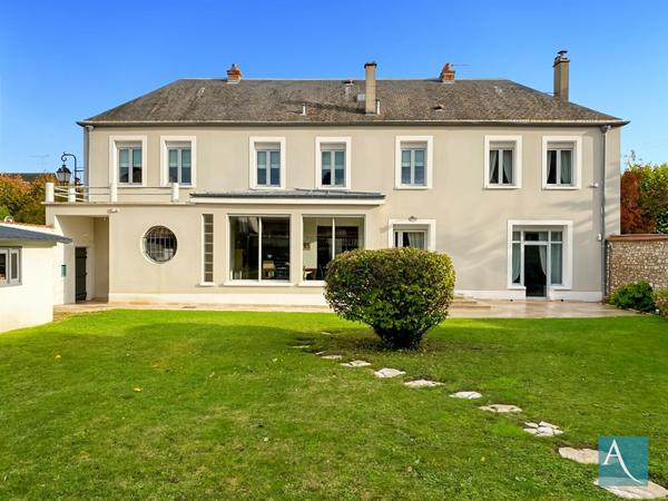 Maison de maître rénovée 19ème - 244 m² - Jardin paysager 850 m² - 5 chambres - Hyper centre - Etrechy 91580