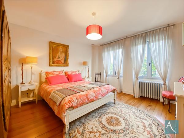 Maison de maître rénovée 19ème - 244 m² - Jardin paysager 850 m² - 5 chambres - Hyper centre - Etrechy 91580