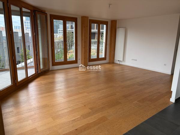 Location Appartement 5 pièces 103.8 m² - Paris 75018