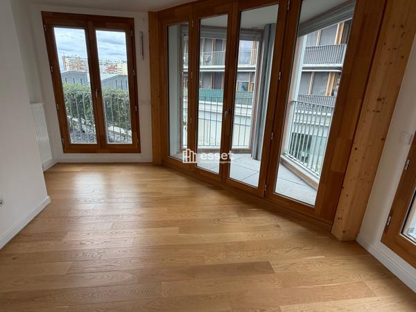 Location Appartement 5 pièces 103.8 m² - Paris 75018