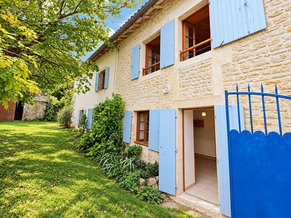 Ensemble immobilier de 3 maisons - Environ 253 m² habitables - 7 chambres - Terrain arboré de 2 790 m² - 3 garages - Toitures refaites. Aigre