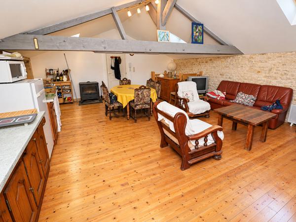 Ensemble immobilier de 3 maisons - Environ 253 m² habitables - 7 chambres - Terrain arboré de 2 790 m² - 3 garages - Toitures refaites. Aigre