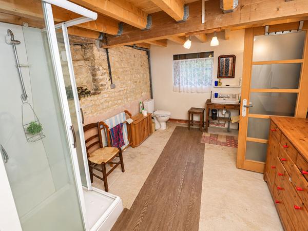 Ensemble immobilier de 3 maisons - Environ 253 m² habitables - 7 chambres - Terrain arboré de 2 790 m² - 3 garages - Toitures refaites. Aigre