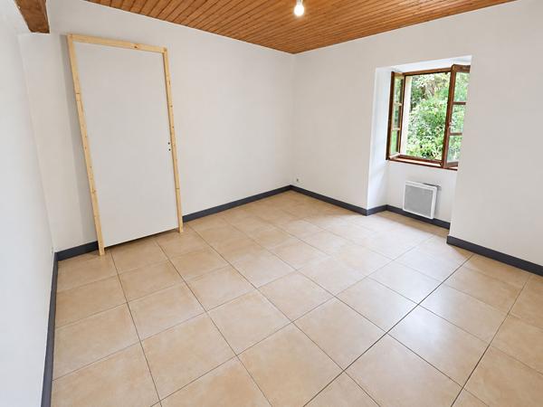Ensemble immobilier de 3 maisons - Environ 253 m² habitables - 7 chambres - Terrain arboré de 2 790 m² - 3 garages - Toitures refaites. Aigre